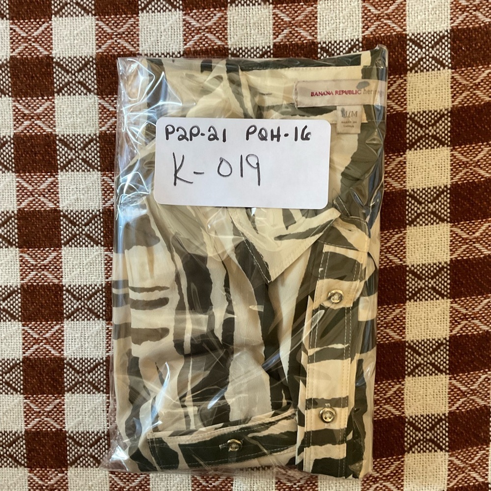 Banana Republic Heritage shirt. Olive and Cream Patterned. Front pockets. Size M - Picture 12 of 12